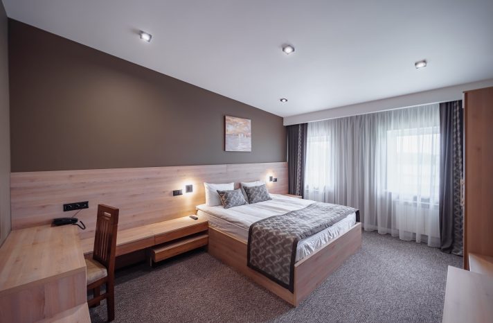 pokrashchenyy-nomer-z-dvospalnym-lizhkom-rozmiru-8220-king-size-8221